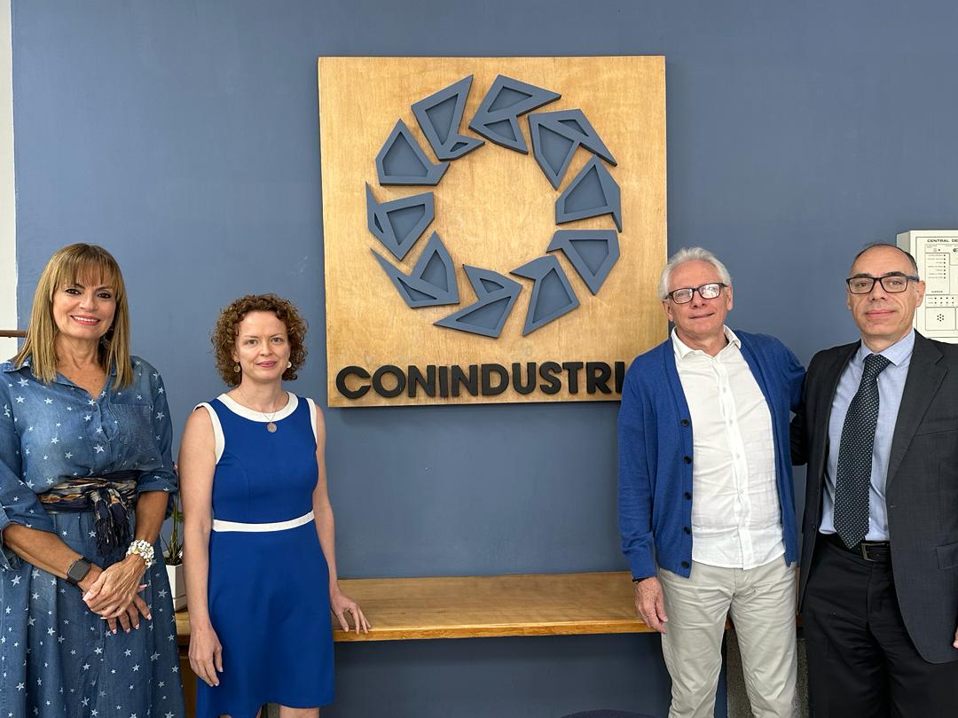 UEenVenezuela's tweet photo. La Delegación de la #UEenVenezuela 🇪🇺 y @Conindustria se reunieron el #8Mar para conversar sobre el gremio empresarial en el país 🇻🇪. Participaron Rachel Roumet, Encargada de Negocios a.i., Luigi Pisella, Pdte. del Directorio y Cecilia Castillo, Pdta. Ejecutiva de Conindustria. https://t.co/vE22bLkb0j