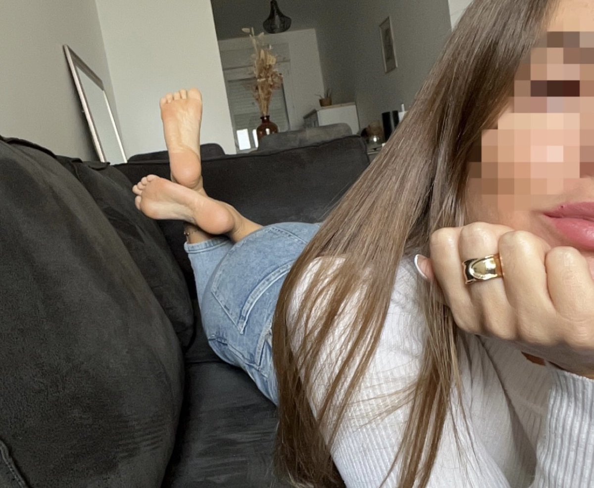 Instantanément mes pieds te rendent faible. J’incarne l’inaccessible, toi t’es juste un gros débile. • findom moneymiss soumis cocu moneyslave paypig feetgirl feetpic cashpig feetlover soles cuck femdom • @RTLovingFeet @rt_feet