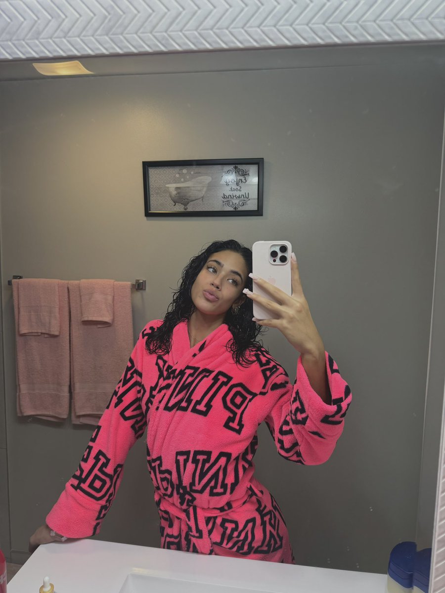 stassiirosaa's tweet photo. 😽 https://t.co/oFG2AOIOEY