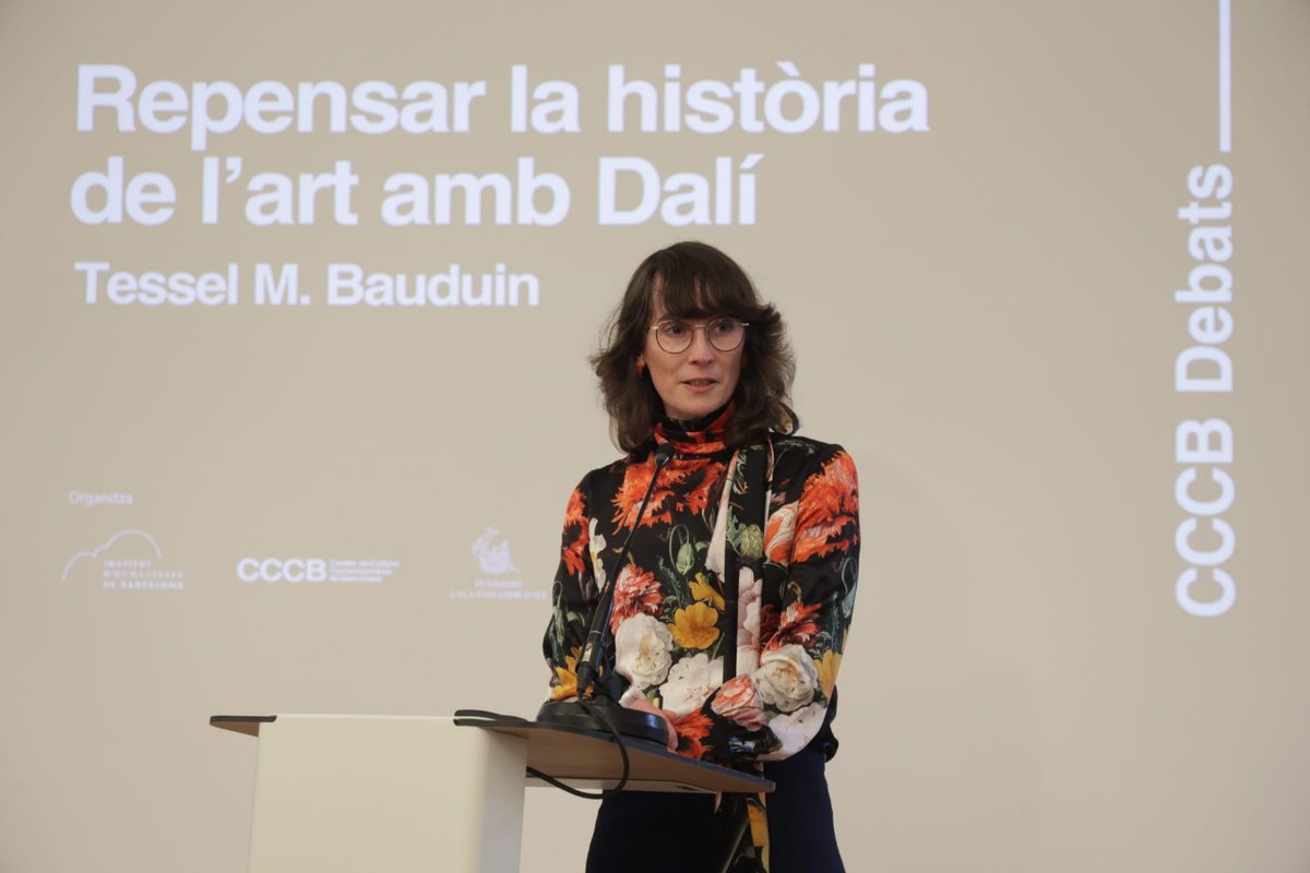 Tot a punt per escoltar a Tessel M. Bauduin 💙 L'experta en l'obra de #SalvadorDalí analitza la història de l’art a través dels ulls de l'artista i parla del lloc que ocupa en el panteó del surrealisme contemporani global. Aviat podreu recuperar la xerrada a l'#ArxiuCCCB! ✨