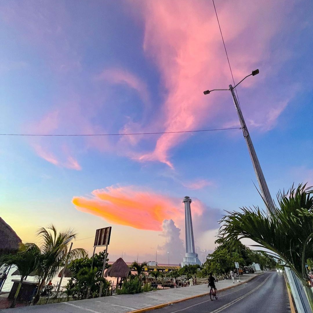 As the sun dips below the horizon, #Cozumel's magic comes alive. Which masterpiece of nature steals the show for you? 🎨✨ Plan your next adventure at the #MexicanCaribbean today! 🙌 📷 IG spearfishingtdy | theexploreancozumel | flightscancun @GoCaribeMex #YourFavoriteSky