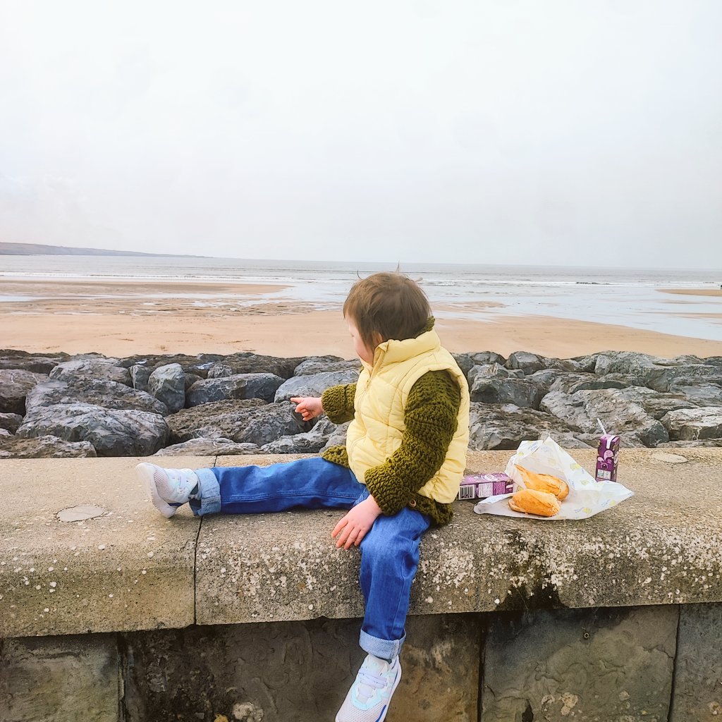 When a 3 year old demands picnic on the prom #lahinch #hamandcheese #lunch