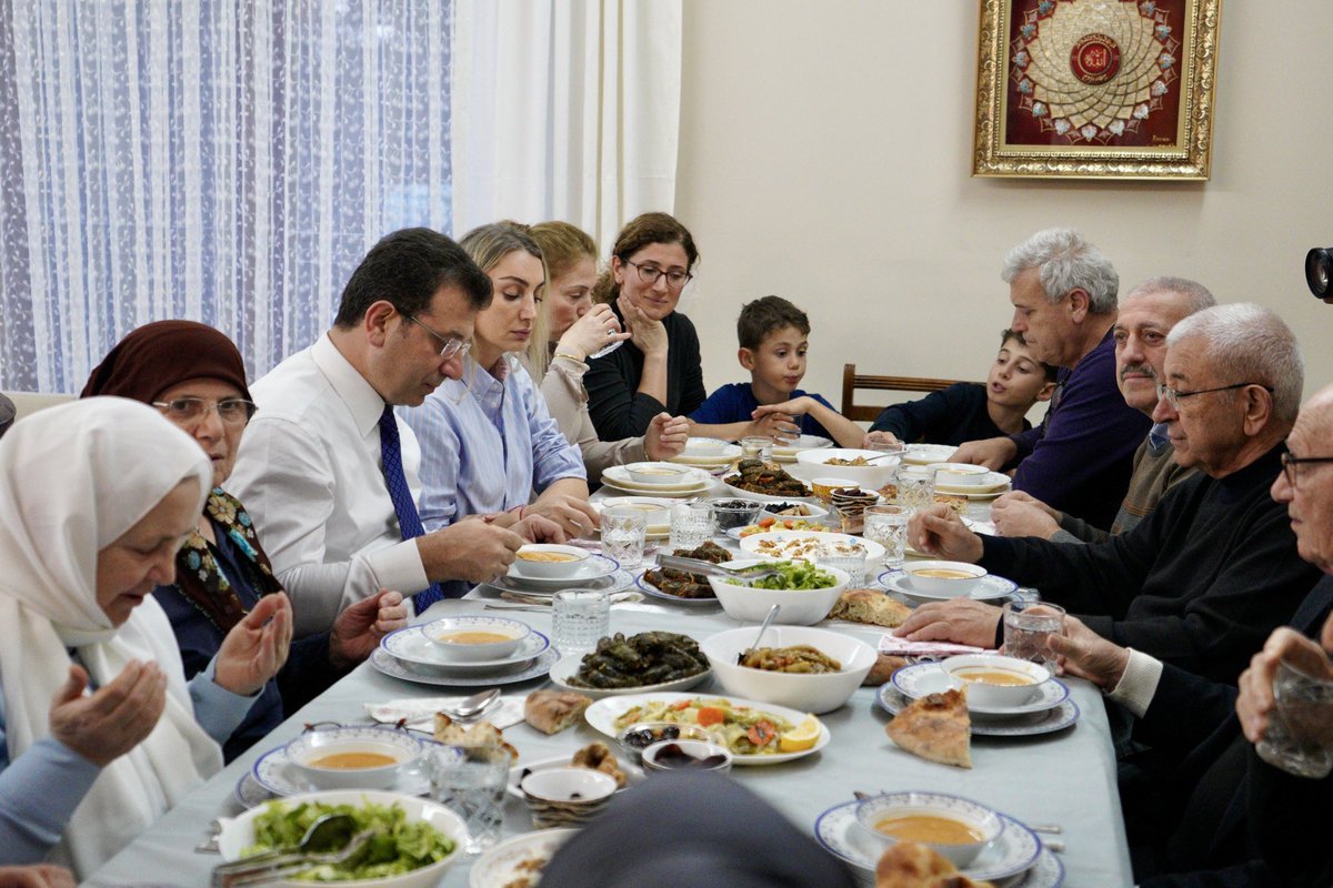 ekrem_imamoglu's tweet photo. Ailecek iftar sofrasında buluştuk. Allah tutulan tüm oruçları kabul etsin; milletçe birliğimiz, beraberliğimiz, dayanışmamız daim olsun. https://t.co/NR6PT6ipA3