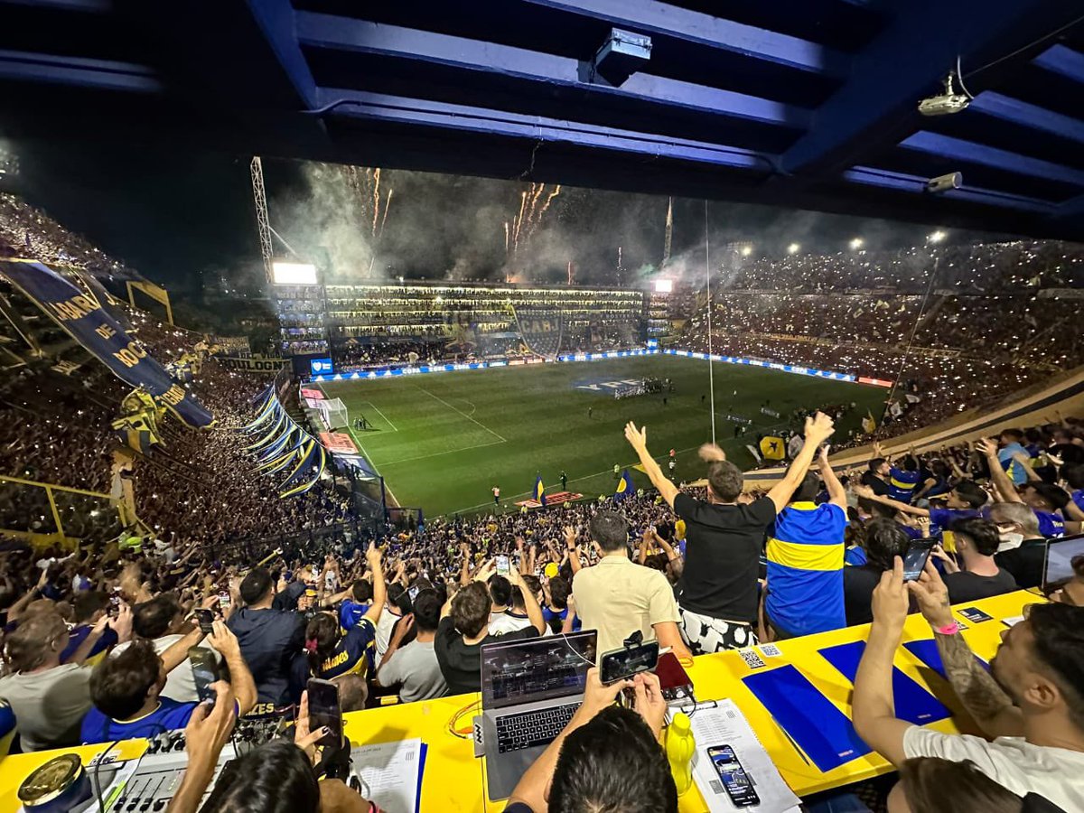 BocaEsPueblo's tweet photo. Telones históricos en la popular y la platea. Recibimiento a la altura. Cientos de banderas de palo. “Pedrín” diciendo presente. El jugador número 12 empujando sin parar. 

El templo del fútbol es nuestra identidad. Cuidémoslo y no dejemos que lo transformen en un teatro sin color, con butacas, pochoclos y sushi para mostrar en TikTok.

La única forma de respetar nuestra historia, es continuar con las tradiciones que nos hacen únicos. 

HINCHADA HAY UNA SOLA!