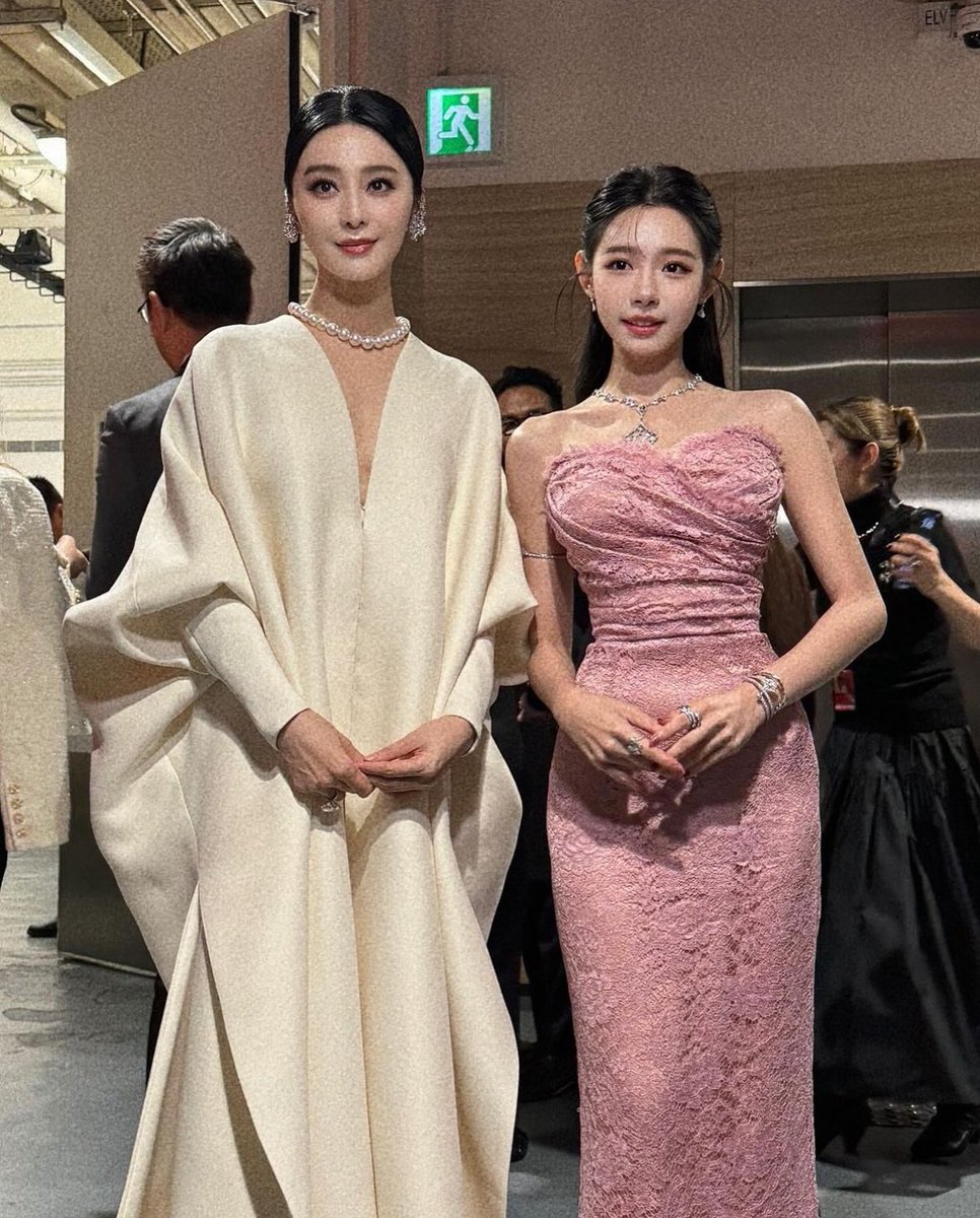 fbb_pics's tweet photo. Fan Bingbing and Lin Min-Chen at the 17th Asian Film Awards.
https://t.co/AYFAiu0jQE
#范冰冰 #FanBingbing #林明禎 #LinMinChen https://t.co/qZKo03ToWC
