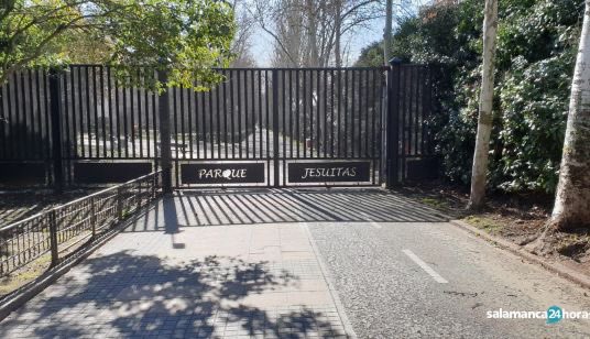 herqles_es's tweet photo. 🇪🇸 | Agresión racista: Una banda de pandilleros sudamericanos agreden en Salamanca a un hombre de 37 años por un ritual de iniciación: «Te vamos a matar españolazo de mierda».

Ocurrió en el parque de los Jesuitas, cuando, alrededor de las 20.00 horas, la víctima se encontraba paseando por las instalaciones y un grupo de 8 personas de origen sudamericano entre los 16 y los 26 años se le han acercado con la intención de sustraer sus pertenencias. 

Los agresores gritaban: «"Españolazo de mierda, no sabes quiénes somos». 

https://t.co/ZPDfvGkQf6