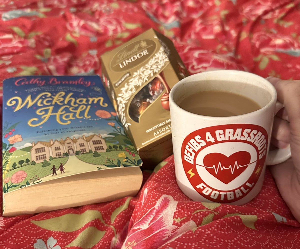 Amanda28_84's tweet photo. When it’s been a day &amp; all it calls for is my bed, a cuppa, chocolate &amp; my book. 

Tomorrow is a new day 👍
#teasolveseverything #booklover #lindt #lindor https://t.co/32z9xZzNO2