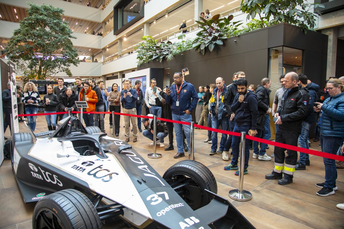 Racefanaten opgelet! Vanmiddag onthulden we het ‘racemonster’ van Jaguar TCS Racing. Een elektrische raceauto, 0-100 km/u in 2,8 sec, 903 kg. Een echt staaltje innovatie! Meer info: dow.com/en-us/brand/mo… #JaguarFormulaE #FormulaE #DowTerneuzen