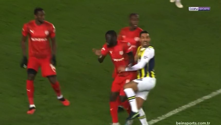 Şu arizona kertenkelesinin kendini yere atmadan önce takım arkadaşı hakemi kesmesi çok fazla konuşulmamış  #KadıköydeKaraGece