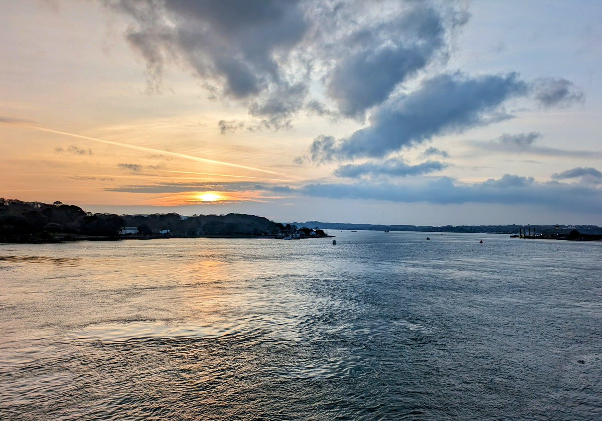 LilianLieber's tweet image. Not sure Mondays and I will ever become good friends, but seeing the spring #tides in action today was definitely one of the perks! Lovely boil eruptions just in time for sunset #MondayMotivation #Plymouth