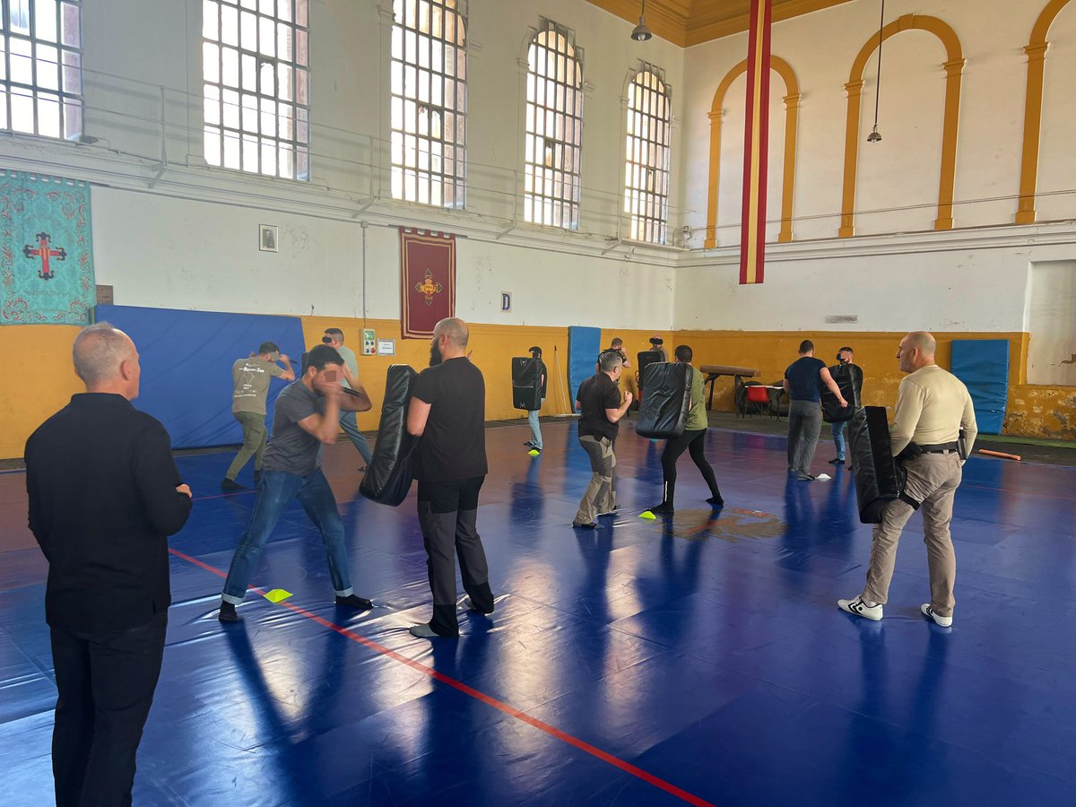 PedroGilSPPLB's tweet photo. Hoy Curso de BASTÓN EXTENSIBLE. Grupo con actitud e implicación en la defensa de los demás. Gracias por el día de hoy. Bastones cedidos por @crea.uniformes. Programa diseñado y establecido para curso del bastón NEX.  #formacionvalencia_spplb https://t.co/t25REj88o0