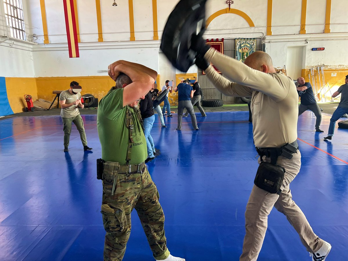 PedroGilSPPLB's tweet photo. Hoy Curso de BASTÓN EXTENSIBLE. Grupo con actitud e implicación en la defensa de los demás. Gracias por el día de hoy. Bastones cedidos por @crea.uniformes. Programa diseñado y establecido para curso del bastón NEX.  #formacionvalencia_spplb https://t.co/t25REj88o0