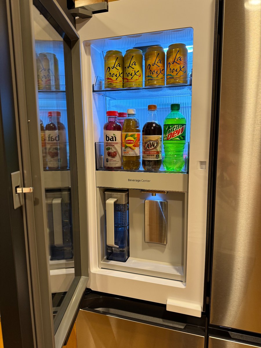Lynnritz1's tweet photo. How cool is this fridge?!? It opens on its own! No more dirty hand prints! Ice bites are awesome! Lower flex space can be fridge or freezer! Fridge is perfect for all my needs as the change! Such a beautiful, functional upgrade
#SamsungRefrigerator2024 #BespokeMyLife  @SamsungUS https://t.co/6NKu32hjrT