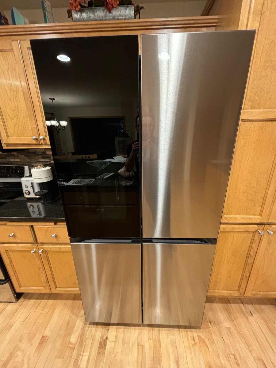 Lynnritz1's tweet photo. How cool is this fridge?!? It opens on its own! No more dirty hand prints! Ice bites are awesome! Lower flex space can be fridge or freezer! Fridge is perfect for all my needs as the change! Such a beautiful, functional upgrade
#SamsungRefrigerator2024 #BespokeMyLife  @SamsungUS https://t.co/6NKu32hjrT