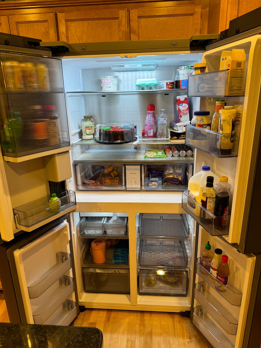 Lynnritz1's tweet photo. How cool is this fridge?!? It opens on its own! No more dirty hand prints! Ice bites are awesome! Lower flex space can be fridge or freezer! Fridge is perfect for all my needs as the change! Such a beautiful, functional upgrade
#SamsungRefrigerator2024 #BespokeMyLife  @SamsungUS https://t.co/6NKu32hjrT