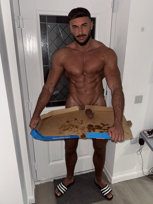 Who ordered a delivery?🍕💦 https://t.co/QS5M1XUqfW