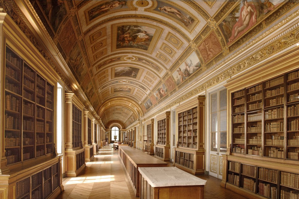 La #bibliothèque palatiale du château de #Fontainebleau, en France, rassemble plus de 20 000 #livres. Elle a été aménagée dans la Galerie de Diane par Alexis Paccard en 1858. Elle est particulièrement riche en ouvrages d’archéologie, d’architecture et d’histoire de l’art.