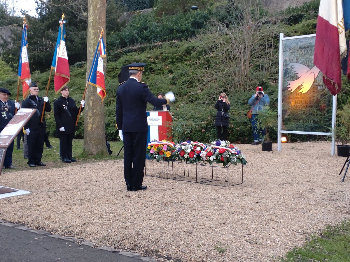 Amoureux de la #France soyons présents (individuellement ou en groupe) #JourneeHommageVictimesTerrorisme 
➡️ #NiOubliNiPardon , nous ne lâcherons rien !
Cérémonie d'hommage à #Chartres
#ViveLaFrance 🔥🇫🇷