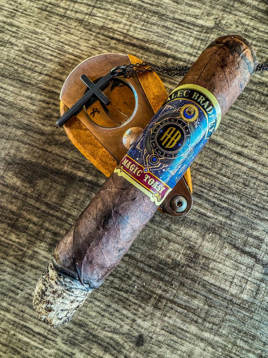 stogiedad's tweet photo. Been kind of a stressful #Mondayโฆletโs take care of that. @alecbradley #MagicToast while I finish up work duties. #nowsmoking #CigarLife #BOTL #watchoftheday https://t.co/PLaRamZH2G