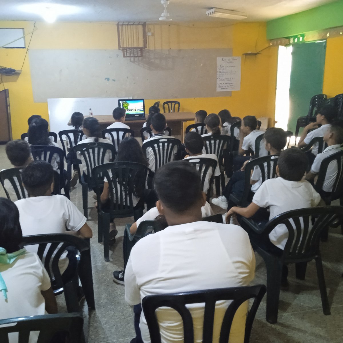 Charla educativa  a estudiantes de 5to grado sección C y 6to grado  sección A, sobre la efemérides  del Natalicio de José María Vargas y Día del Médico.   #SomosFundabit 
@MPPEDUCACION
<a href="/_LaAvanzadora/">Yelitze Santaella</a>
<a href="/leivi24/">Leivi/Oceanía</a>
<a href="/Fundabit_/">FundabitOficial</a> 
<a href="/FundabitBnas/">Fundabit Barinas</a>