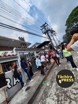 ReporteYa's tweet image. #11Mar #CNE #Táchira 
@mayevillanueva: Desde tempranas horas de la mañana de este lunes, se registra una kilométrica cola en la sede del Consejo Nacional Electoral -CNE- en el sector de Barrio Obrero, en el municipio San Cristóbal. Esto obedece a la inscripción de nuevos…