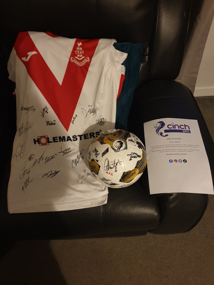 A few weeks ago, after what I thought was a strange phone call, I was told I'd won a signed Airdrie top and football. 
Well look what arrived today. #Airdrieonians #CinchSPFL