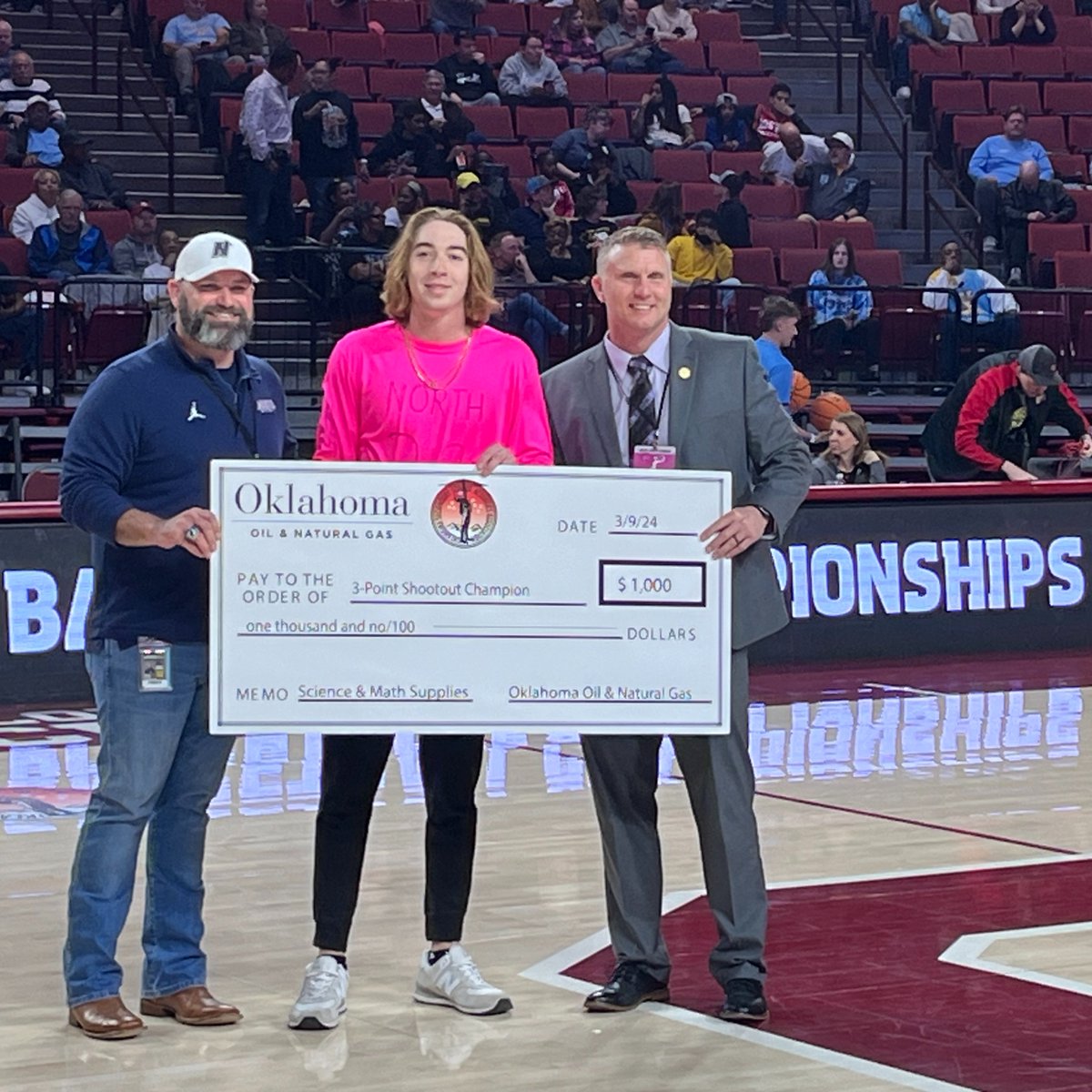OSSAAOnline's tweet photo. Congrats to Pryce from @north_edmond &amp; Bradley from @elrenops for winning the @OERBOK 3-Point Competition during one of our Basketball State Championships. $1,000 will go to the school's science &amp; math departments courtesy of OERB. #okpreps #OSSAA https://t.co/22rvXZQSag