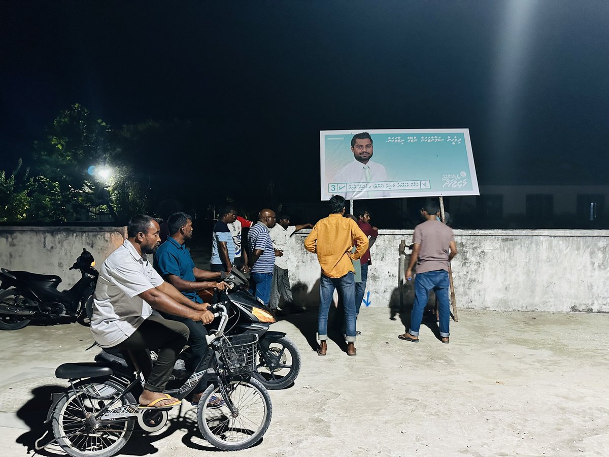 saante__'s tweet photo. ގުރައިދޫ ދާއިރާގެ ޕީއެންސީ ކެނޑިޑޭޓު ހަނާން މުޙައްމަދު ރަޝީދު (ހަންޓެ) ގެ ކެމްޕެއިން ޕޯސްޓަރު / ކެންވާސް ހަރުކުރުމުގެ މަސައްކަތް ގާދިއްފުށީގައި ކުރިއަށްދަނީ.
#Hante2024 #CandidateNo03 https://t.co/LTxSN0v2gc