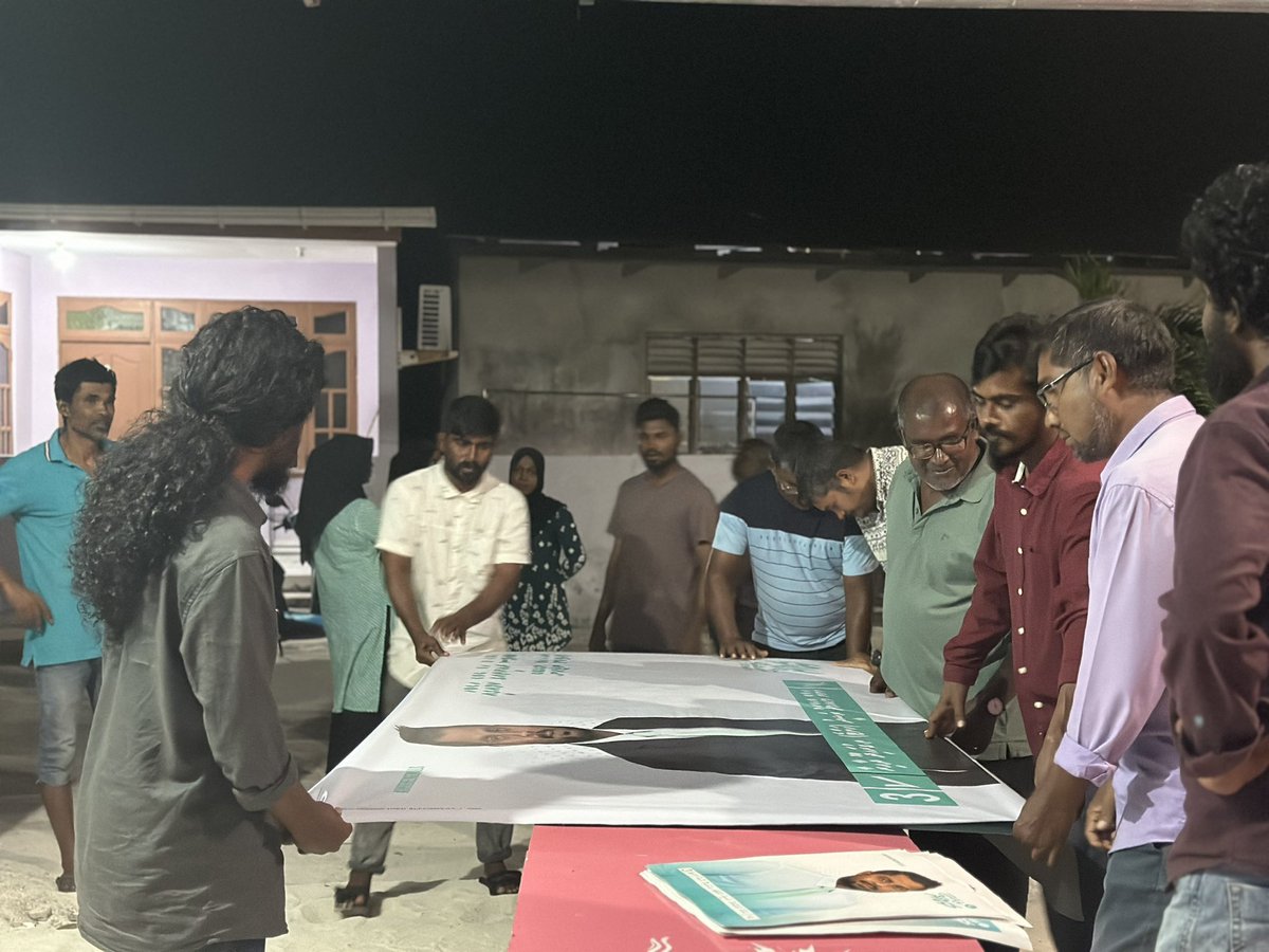 saante__'s tweet photo. ގުރައިދޫ ދާއިރާގެ ޕީއެންސީ ކެނޑިޑޭޓު ހަނާން މުޙައްމަދު ރަޝީދު (ހަންޓެ) ގެ ކެމްޕެއިން ޕޯސްޓަރު / ކެންވާސް ހަރުކުރުމުގެ މަސައްކަތް ގާދިއްފުށީގައި ކުރިއަށްދަނީ.
#Hante2024 #CandidateNo03 https://t.co/LTxSN0v2gc