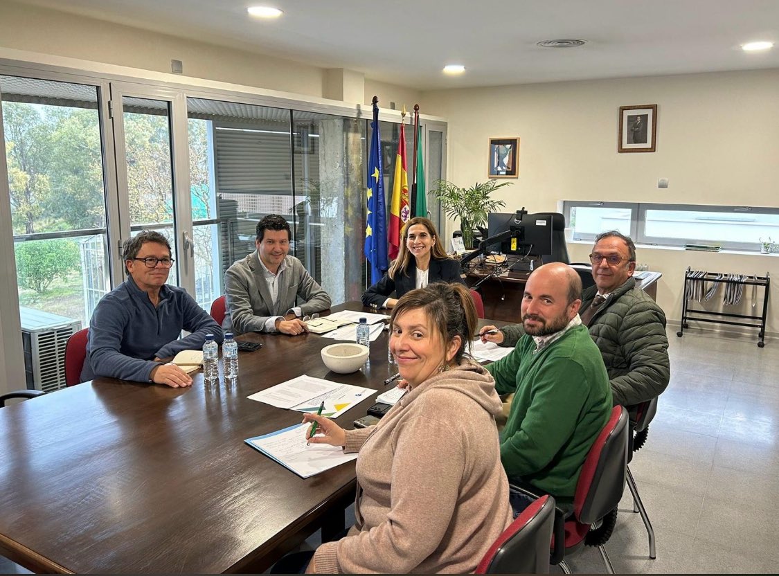 Extrefor tweet media