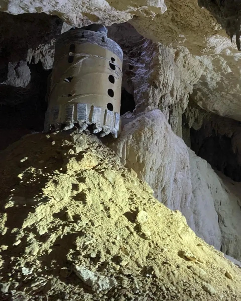 CARLOSDEHESA's tweet photo. El paraíso no es para siempre. Durante la inauguración del tramo 5 norte del Tren Maya en Quintana Roo, ambientalistas advirtieron que el agua está en riesgo por los trabajos de esta obra, pues CONCRETO está cayendo a los cenotes y  cavernas del trazo 5 sur, contaminando. https://t.co/1chjP5f9sy