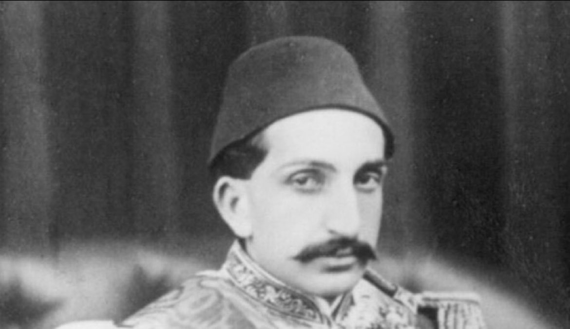 36 tane Osmanlı padişahı olduğu halde, şu akpliler niye 1 milyon 600 bin kilometre kare toprak kaybeden ve kıbrısı İngilizlere kiralayan padişahı seviyorlar acaba,?