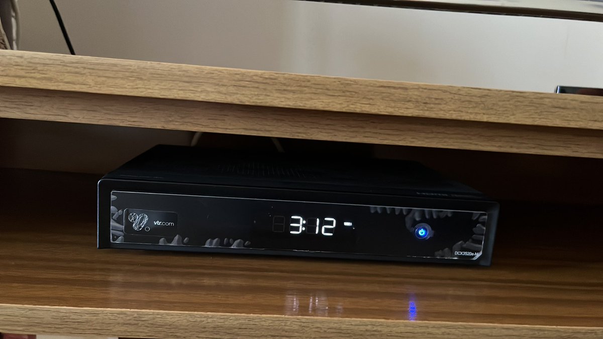PAULIGODOYB's tweet photo. 11:57 por whatsap en el chat de @VTRsoporte @VTRChile me responden a las 15:00, luego de 45 min dicen que no pueden ayudarme porque no modernizan los dbox, un técnico debe venir a mi casa y debo pagar 20 mil pesos ! Pagar 6 mil por el cambio de controles! Es el colmo https://t.co/y4ia9XXXBd