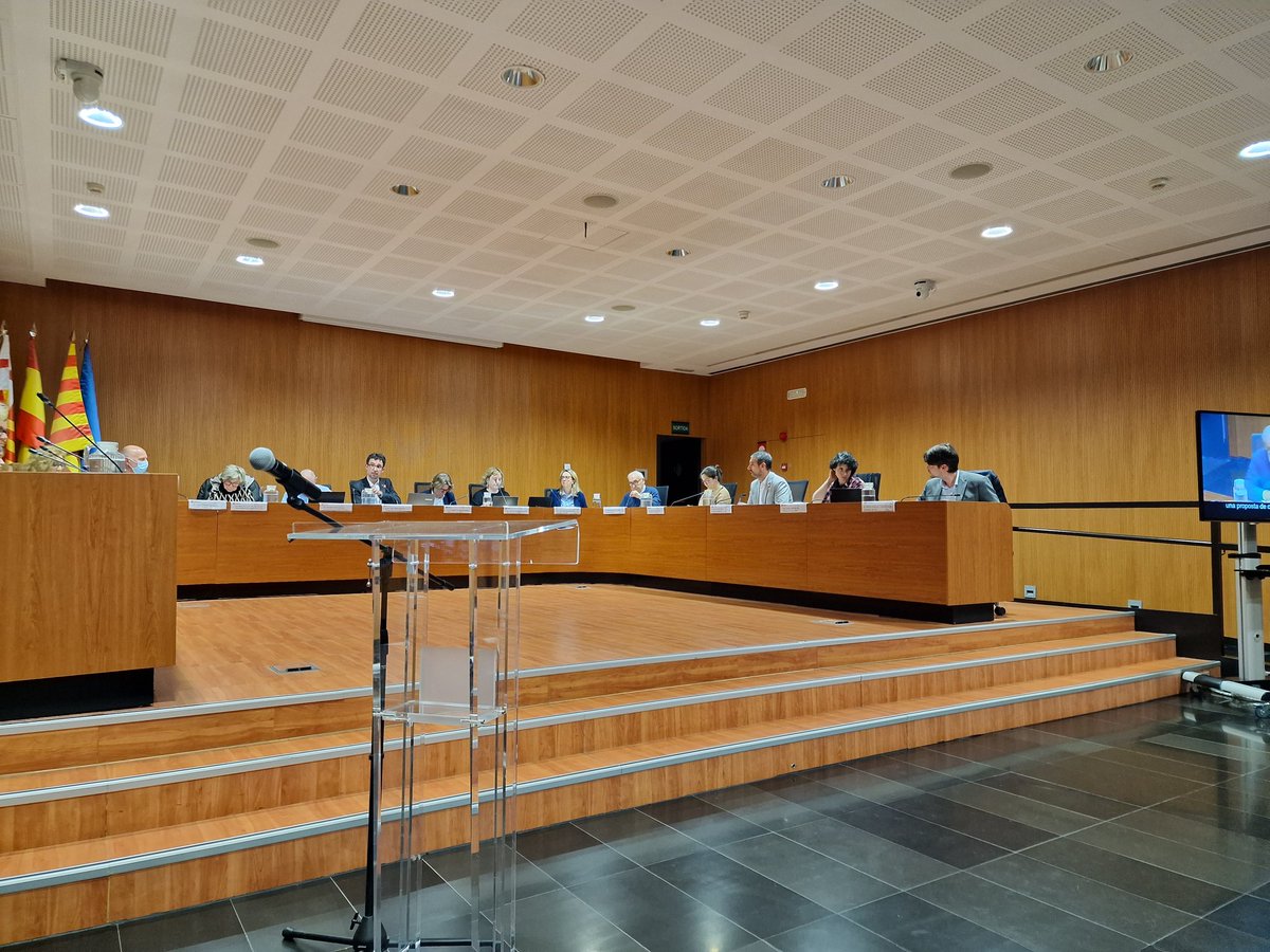 Avui el  #pleLesCorts ha aprovat, després d'una iniciativa ciutadana, iniciar els tràmits perquè la plaça de davant l'Escola Ítaca es digui ORIOL CANALS. 
L'Oriol ens va deixar massa jove, però la petjada que va deixar al barri, en la música o en l'animació no s'esborrarà mai.