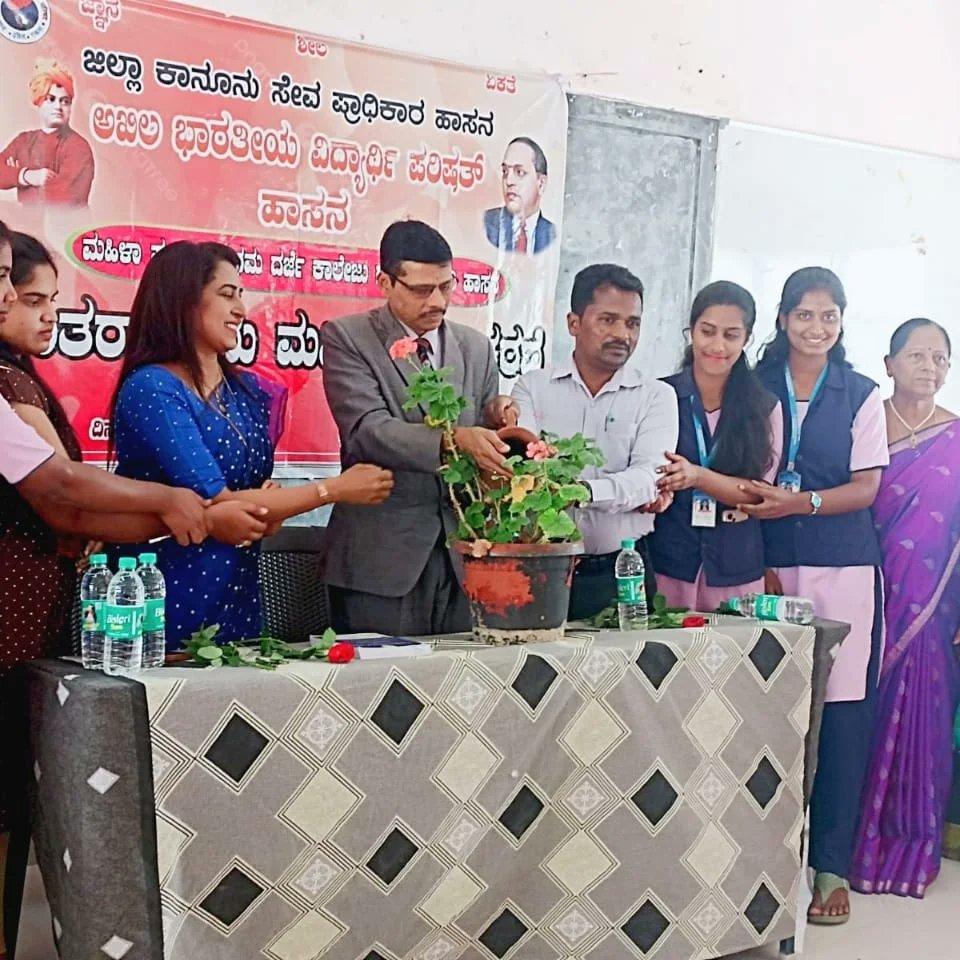 ABVPHassan's tweet photo. ಅಖಿಲ ಭಾರತೀಯ ವಿದ್ಯಾರ್ಥಿ ಪರಿಷತ್ ಹಾಸನ ವತಿಯಿಂದ ಸರ್ಕಾರಿ ಮಹಿಳಾ ಪ್ರಥಮ ದರ್ಜೆ ಕಾಲೇಜು ಗಂಧದಕೋಟೆಯಲ್ಲಿ ರಾಷ್ಟ್ರೀಯ ಮಹಿಳಾ ದಿನವನ್ನು ಆಚರಿಸಲಾಯಿತು , ಅನುಷಾ ಪ್ರಾಂಶುಪಾಲರಾದ  ಪ್ರೊ ಮಂಜಯ್ಯ . ಮಣಿ ಆಸ್ಪತ್ರೆ ಸಂಸ್ಥಾಪಕರಾದ ಸೌಮ್ಯ ಮಣಿ ನ್ಯಾಯಾಧೀಶರ ರವಿಕಾಂತ್ ಉಪಸ್ಥಿತರಿದ್ದರು
#Abvphassan
#abvphasaanvibhaga https://t.co/RtrlfLOEd2