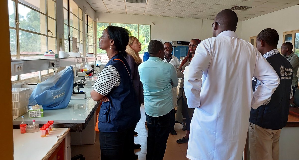 Today, we welcomed the team from @WHORwanda and NRL @RBCRwanda to assess the Lab Department at CHUB, specifically the Bacteriology unit. The focus was on evaluating the available facilities to collaborate in the follow-up of antimicrobial resistance.