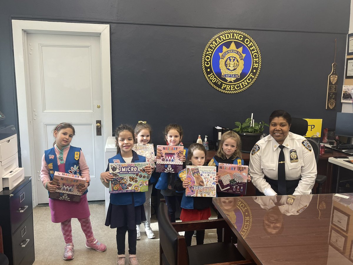 NYPD100Pct's tweet photo. The Girl Scouts from #broadchannel visited the precinct for a tour. It was an honor to have them here 😊. https://t.co/8kn2vF0lra
