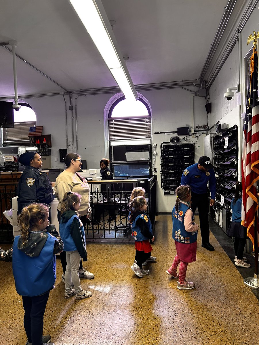 NYPD100Pct's tweet photo. The Girl Scouts from #broadchannel visited the precinct for a tour. It was an honor to have them here 😊. https://t.co/8kn2vF0lra