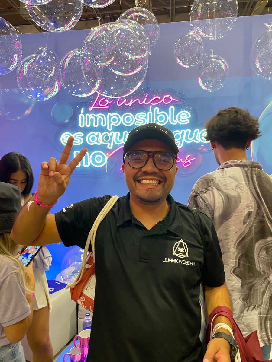 juank_webcam's tweet photo. Acá en el stand de @CamSodaGirls de @ViveLalexpo https://t.co/LNUZsovxmX