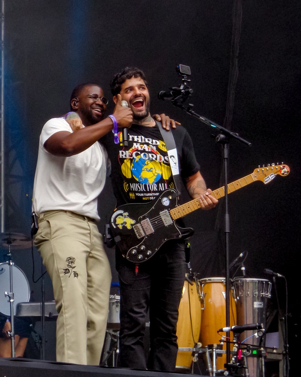 itsmarimarina's tweet photo. enquanto não rola de ir nesses eventos fotografar profissionalmente, sigo me virando do jeito que dá: com minha cybershotzinha.💜

inclusive, super disponível para parcerias👀

valeu @fresnorock e @iwannabe_tour 🖤🔥

#fresno #iwannabetour #iwbt #emo #bh #sonycybershot #cybershot https://t.co/NnGvGwiBsL