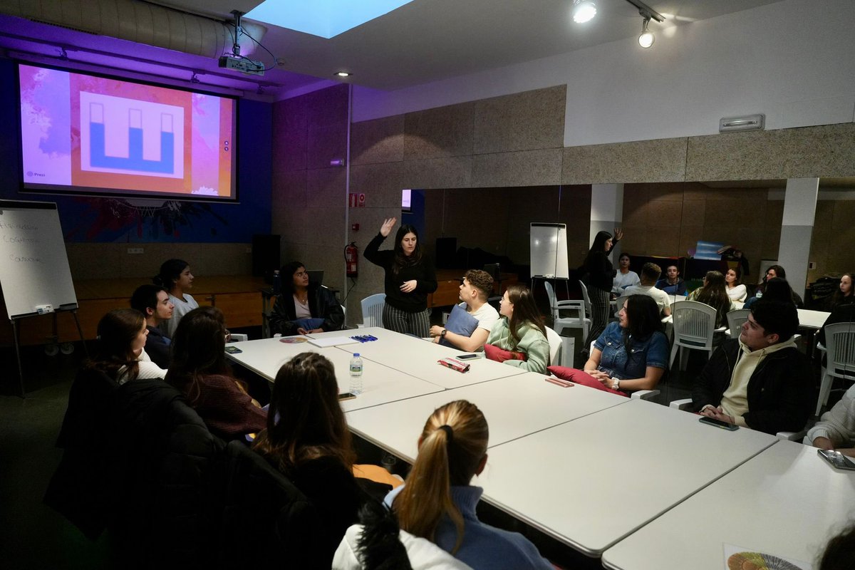 Hoy en el #Taller de #Gestion de #emociones impartido por Laura de Juana Arranz, se han tratado temas tan interesantes como qué hacer una vez que identifico una emoción, de qué manera gestionar mi propia emoción o ayudar a otra persona a gestionar la suya. <a href="/ejovensantander/">Espacio Joven</a>