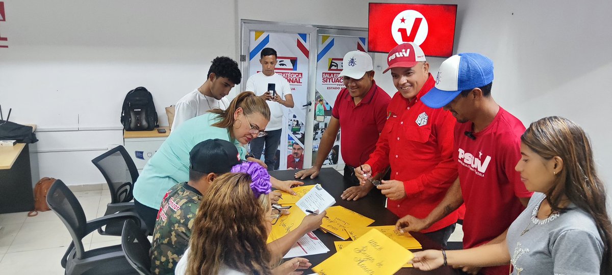 Municipio San Sebastián de Los Reyes, primer municipio en consignar las actas de postulación de nuestro Candidato @NicolasMaduro a la reelección. Desde la sede regional del @psuvaragua_ #PuebloVenezolanoLeal