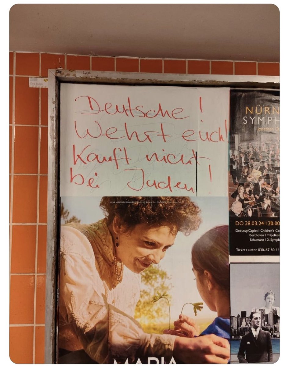 In Berlin Charlottenburg,am U-Bhf Augsburger Straße, wurde die Zeit auf 1933 zurück gedreht. 
Wie konnte das passieren,fragt ihr euch? Ganz einfach,wir sehen doch jeden Tag mit eigenen Augen wie der judenfeindliche Abschaum sich breit macht.
Zeit zu handeln!
NIE WIEDER IST JETZT!