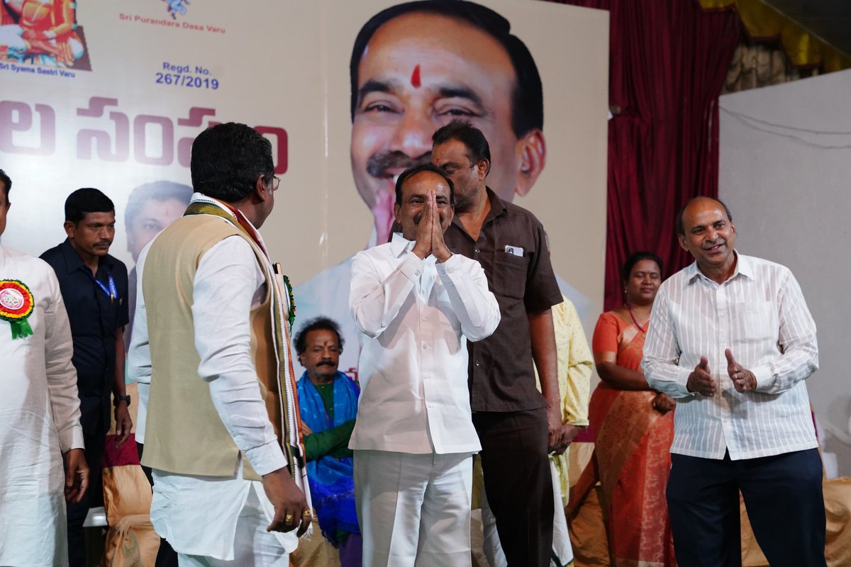 Eatala_Rajender's tweet photo. మల్కాజిగిరి పార్లమెంట్ నియోజకవర్గం - ఆనంద్ భాగ్ లో వాయిద్య కళాకారుల సంఘం ఏర్పాటు చేసిన ఆత్మీయ సమ్మేళనం కు హాజరై ప్రసంగించడం జరిగింది.

అప్పట్లో మానసిక ప్రశాంతతో కూడిన జీవనం ఉండేది.

పిల్లలు ఇప్పుడు సెల్ ఫోన్ తో, టివితో మాట్లాడుతున్నారు తప్ప మనతో మాట్లాడడం లేదు. 

హైదరాబాద్ లో డ్రగ్స్ రాజ్యమేలుతున్నాయి.

మనకు సంపద పెరిగినా ప్రశాంతత లేదు.

సమాజం మనమీద టెన్షన్ రుద్దుతోంది. 
ప్రభుత్వాలు భాద్యతగా ఈ టెన్షన్ నుండి దూరం చేయాలి.

మానవ సంబంధాల ప్రతిరూపమే రామాయణం. 

పరిపాలన ఎలా ఉందేలే చెప్పేదే మహాభారతం. 

వాటిని ఇప్పటికీ అనుసరిస్తున్నాము కాబట్టే.. ఇంతమంది విభిన్న ప్రజలు ఉన్నా దేశమంతా కలిసిఉంది.

విదేశీయులు మన సంస్కృతిని విధ్వంసం చేయడంలో భాగమే అయోధ్య రామమందిరం ధ్వంసం. 
ఆ మందిరాన్ని తిరిగి కట్టించి ప్రజలకు అంకితం చేసిన నాయకుడు నరేంద్ర మోదీ. 

యునైటెడ్ అరబ్ ఏమిరెట్స్ లో కూడా హిందువుల కోసం దేవాలయం నిర్మించిన ఘనత మోడీది.

మోదీ వచ్చాక బాంబులమోతలు ఆగిపోయాయి. 
భయం పోయి ప్రశాంతత వచ్చింది. 
ప్రపంచంలో గౌరవం పెరిగింది. 
ప్రజల జీవనప్రమాణాలు పెరిగాయి. 

మళ్లీ ఆశీర్వదించమని ప్రధాని కోరుతున్నారు. అందులో భాగంగా నన్ను మల్కాజిగిరికి పంపించారు. 

కరొనసమయంలో పేషంట్ల దగ్గరికి వెళ్ళిన మొదటి మంత్రిని నేను. నేను ఎలాంటి సేవ చేస్తానో మీ అందరికీ తెలుసు. 
నన్ను నిండుమనసుతో ఆశీర్వదించండి.

కళాకారులు అందరికీ హృదయపూర్వక ధన్యవాదాలు. 
పాత్యత్స సంస్కృతి ఎంత వచ్చినా మన సంస్కృతి సంప్రదాయాలు విలువలు శాశ్వతం.

#ModiJiKaParivaar #ModiHaiToMumkinHai #ModiAgainIn2024 #AmitShah #LokSabhaElections2024 #BJP4India #EatalaRajender #Eatala4Malkajgiri #MPEatala #Eatala4BJP #malkajgiriconstituency #malkajgirimp