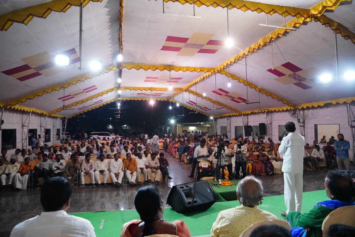 Eatala_Rajender's tweet photo. మల్కాజిగిరి పార్లమెంట్ నియోజకవర్గం - ఆనంద్ భాగ్ లో వాయిద్య కళాకారుల సంఘం ఏర్పాటు చేసిన ఆత్మీయ సమ్మేళనం కు హాజరై ప్రసంగించడం జరిగింది.

అప్పట్లో మానసిక ప్రశాంతతో కూడిన జీవనం ఉండేది.

పిల్లలు ఇప్పుడు సెల్ ఫోన్ తో, టివితో మాట్లాడుతున్నారు తప్ప మనతో మాట్లాడడం లేదు. 

హైదరాబాద్ లో డ్రగ్స్ రాజ్యమేలుతున్నాయి.

మనకు సంపద పెరిగినా ప్రశాంతత లేదు.

సమాజం మనమీద టెన్షన్ రుద్దుతోంది. 
ప్రభుత్వాలు భాద్యతగా ఈ టెన్షన్ నుండి దూరం చేయాలి.

మానవ సంబంధాల ప్రతిరూపమే రామాయణం. 

పరిపాలన ఎలా ఉందేలే చెప్పేదే మహాభారతం. 

వాటిని ఇప్పటికీ అనుసరిస్తున్నాము కాబట్టే.. ఇంతమంది విభిన్న ప్రజలు ఉన్నా దేశమంతా కలిసిఉంది.

విదేశీయులు మన సంస్కృతిని విధ్వంసం చేయడంలో భాగమే అయోధ్య రామమందిరం ధ్వంసం. 
ఆ మందిరాన్ని తిరిగి కట్టించి ప్రజలకు అంకితం చేసిన నాయకుడు నరేంద్ర మోదీ. 

యునైటెడ్ అరబ్ ఏమిరెట్స్ లో కూడా హిందువుల కోసం దేవాలయం నిర్మించిన ఘనత మోడీది.

మోదీ వచ్చాక బాంబులమోతలు ఆగిపోయాయి. 
భయం పోయి ప్రశాంతత వచ్చింది. 
ప్రపంచంలో గౌరవం పెరిగింది. 
ప్రజల జీవనప్రమాణాలు పెరిగాయి. 

మళ్లీ ఆశీర్వదించమని ప్రధాని కోరుతున్నారు. అందులో భాగంగా నన్ను మల్కాజిగిరికి పంపించారు. 

కరొనసమయంలో పేషంట్ల దగ్గరికి వెళ్ళిన మొదటి మంత్రిని నేను. నేను ఎలాంటి సేవ చేస్తానో మీ అందరికీ తెలుసు. 
నన్ను నిండుమనసుతో ఆశీర్వదించండి.

కళాకారులు అందరికీ హృదయపూర్వక ధన్యవాదాలు. 
పాత్యత్స సంస్కృతి ఎంత వచ్చినా మన సంస్కృతి సంప్రదాయాలు విలువలు శాశ్వతం.

#ModiJiKaParivaar #ModiHaiToMumkinHai #ModiAgainIn2024 #AmitShah #LokSabhaElections2024 #BJP4India #EatalaRajender #Eatala4Malkajgiri #MPEatala #Eatala4BJP #malkajgiriconstituency #malkajgirimp