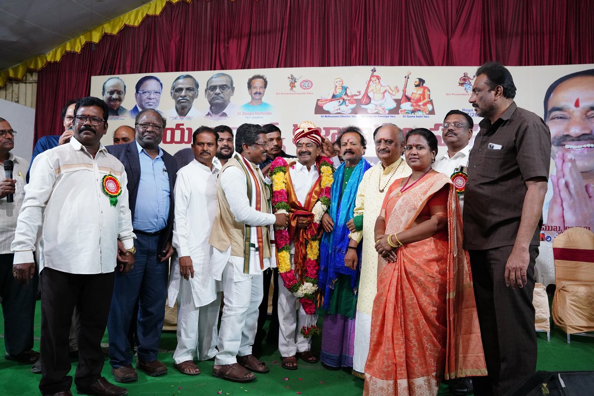 Eatala_Rajender's tweet photo. మల్కాజిగిరి పార్లమెంట్ నియోజకవర్గం - ఆనంద్ భాగ్ లో వాయిద్య కళాకారుల సంఘం ఏర్పాటు చేసిన ఆత్మీయ సమ్మేళనం కు హాజరై ప్రసంగించడం జరిగింది.

అప్పట్లో మానసిక ప్రశాంతతో కూడిన జీవనం ఉండేది.

పిల్లలు ఇప్పుడు సెల్ ఫోన్ తో, టివితో మాట్లాడుతున్నారు తప్ప మనతో మాట్లాడడం లేదు. 

హైదరాబాద్ లో డ్రగ్స్ రాజ్యమేలుతున్నాయి.

మనకు సంపద పెరిగినా ప్రశాంతత లేదు.

సమాజం మనమీద టెన్షన్ రుద్దుతోంది. 
ప్రభుత్వాలు భాద్యతగా ఈ టెన్షన్ నుండి దూరం చేయాలి.

మానవ సంబంధాల ప్రతిరూపమే రామాయణం. 

పరిపాలన ఎలా ఉందేలే చెప్పేదే మహాభారతం. 

వాటిని ఇప్పటికీ అనుసరిస్తున్నాము కాబట్టే.. ఇంతమంది విభిన్న ప్రజలు ఉన్నా దేశమంతా కలిసిఉంది.

విదేశీయులు మన సంస్కృతిని విధ్వంసం చేయడంలో భాగమే అయోధ్య రామమందిరం ధ్వంసం. 
ఆ మందిరాన్ని తిరిగి కట్టించి ప్రజలకు అంకితం చేసిన నాయకుడు నరేంద్ర మోదీ. 

యునైటెడ్ అరబ్ ఏమిరెట్స్ లో కూడా హిందువుల కోసం దేవాలయం నిర్మించిన ఘనత మోడీది.

మోదీ వచ్చాక బాంబులమోతలు ఆగిపోయాయి. 
భయం పోయి ప్రశాంతత వచ్చింది. 
ప్రపంచంలో గౌరవం పెరిగింది. 
ప్రజల జీవనప్రమాణాలు పెరిగాయి. 

మళ్లీ ఆశీర్వదించమని ప్రధాని కోరుతున్నారు. అందులో భాగంగా నన్ను మల్కాజిగిరికి పంపించారు. 

కరొనసమయంలో పేషంట్ల దగ్గరికి వెళ్ళిన మొదటి మంత్రిని నేను. నేను ఎలాంటి సేవ చేస్తానో మీ అందరికీ తెలుసు. 
నన్ను నిండుమనసుతో ఆశీర్వదించండి.

కళాకారులు అందరికీ హృదయపూర్వక ధన్యవాదాలు. 
పాత్యత్స సంస్కృతి ఎంత వచ్చినా మన సంస్కృతి సంప్రదాయాలు విలువలు శాశ్వతం.

#ModiJiKaParivaar #ModiHaiToMumkinHai #ModiAgainIn2024 #AmitShah #LokSabhaElections2024 #BJP4India #EatalaRajender #Eatala4Malkajgiri #MPEatala #Eatala4BJP #malkajgiriconstituency #malkajgirimp