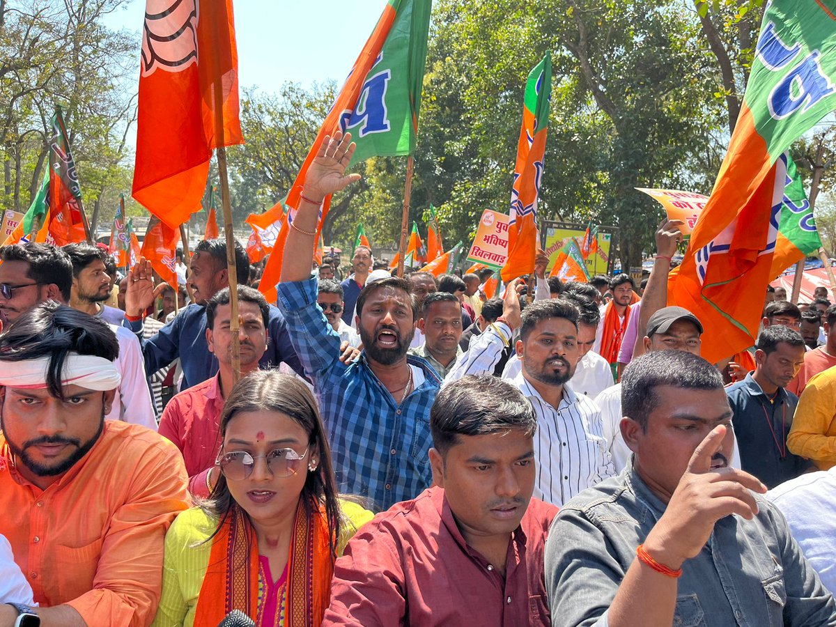 TarunKumarSaw2's tweet photo. झारखंड के युवाओं से झूठा वादा कर सरकार बनाने वाली ठगबंधन सरकार के ख़िलाफ़ @BJYMinJH अध्यक्ष श्री @shashankrajbjp जी के आवाहन पर एवं प्रदेश महामंत्री @RUPESHKUMARBJP जी के अगुवाई में हम सभी युवा साथी“रोज़गार न्याय मार्च” निकाल कर नियोजन कार्यालय में तालाबंदी कर विरोध प्रदर्शन किया https://t.co/poan8g4CLR