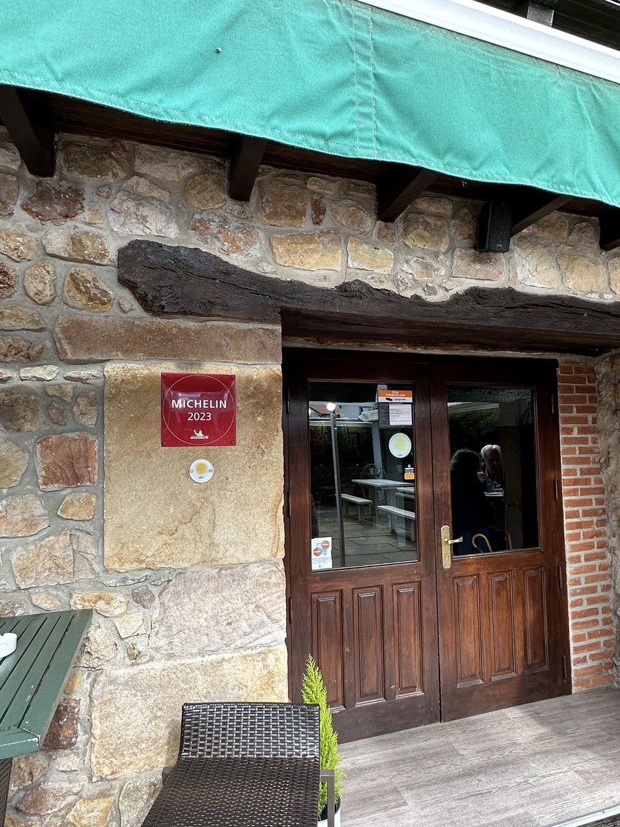AlfonsoJLT's tweet photo. Y hubo que comer 🍽️
🌳 Muy cerca de #Cabárceno desde hace 17 años se encuentra La Yerbita, una antigua casona montañesa de piedra y madera convertida en #restaurante, con dos comedores y una terraza muy agradable.
#HabráQueComer #LaYerbita #Lebollito #Sobarzo #Penagos https://t.co/VRMpXQjUaB