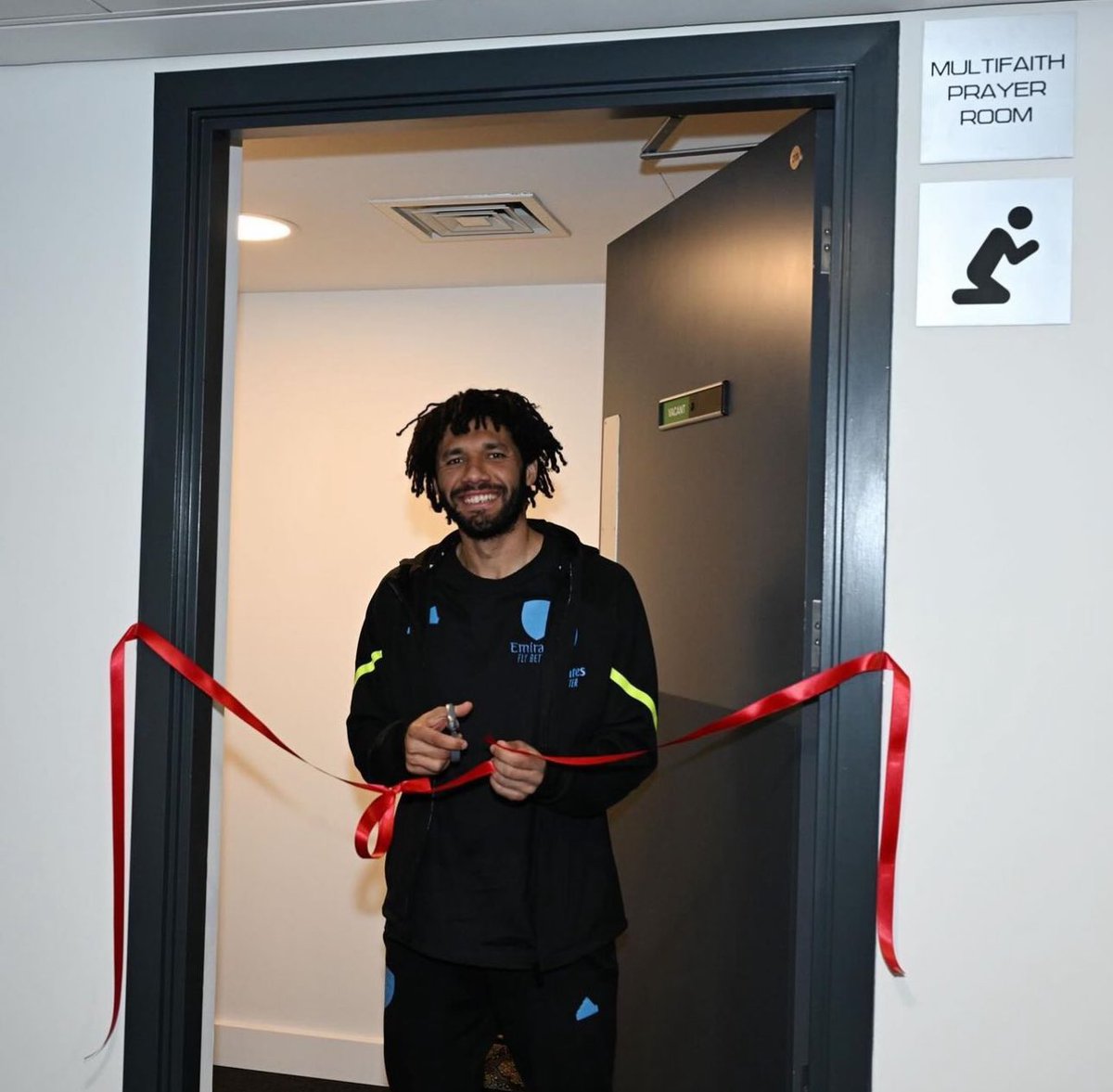 TikiTakaConnor's tweet photo. Mohamed Elneny has opened the first player multi-faith prayer room at The Emirates Stadium. https://t.co/2uItQYXBe5