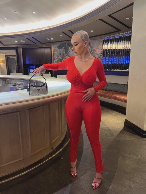 ass, titties, ion need no hair 👩🏼&zwj;🦲 https://t.co/Vq1qNI9Lbl